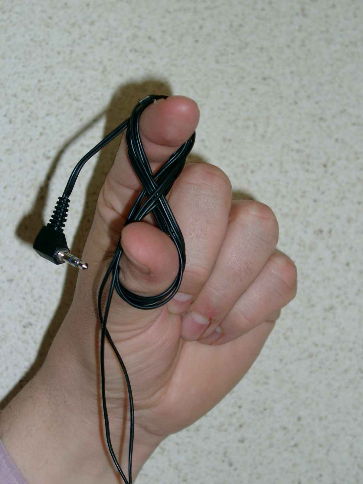 Avvolgimento cavo attorno alle dita