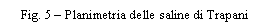 Casella di testo: IMPORTIAMO IDROGENO DAL SOLE



Salvatore Lo Presti
Facolt� di Ingegneria di Palermo, lopresti@dpce.ing.unipa.it

1. PREMESSA
 Circa ventitre anni fa ho pubblicato, con i tipi di �ILA PALMA�, un libretto dal titolo �Saline: fonti di energia� (Fig. 1); eravamo in piena crisi energetica e tutto ci� che riguardava la produzione di energia alternativa, soprattutto se ottenuta con fonti rinnovabili, �faceva notizia�. Mi ero imbattuto in un articolo di W.C. Dickinson, pubblicato sulla rivista �Solar Energy�, dove illustrava un suo studio su una possibile applicazione in Arizzona dei �solar ponds� e man mano che leggevo trovavo sempre pi� interessante l�idea di trasformare in �stagni solari� quelli che da noi in Sicilia da secoli sono �stagni salari�; le saline di Trapani. Basta cambiare la �a� in �o� ed il gioco � fatto! Tuttavia, malgrado l�abbondanza di sale e di sole e la divulgazione dell�idea anche dalla stampa nazionale, la trasformazione non � stata possibile per la levata di scudi da parte dei �fans� delle saline che purtroppo dormivano o erano in vacanza allorquando queste, in notevole parte, sono state interrate per utilizzare in qualche modo le notevoli superfici. Recentemente pare si sia risvegliata l�attenzione verso le fonti di energia pulita e, ricordandosi di quel mio libretto, qualcuno mi ha invitato ad un seminario (Agrigento � 25 ottobre 2002) per illustrare il mio progetto in merito alle saline di Trapani; rileggendo ci� che avevo scritto tanto tempo fa mi accorsi che col tempo non � cambiato molto, le considerazioni fatte nel 1980 sono ancora attuali; da qui l�interesse a questo articolo.
 Il fabbisogno di energia, nei Paesi industrializzati, � in continuo aumento; se poi a questo si aggiunge la richiesta, sempre maggiore, dei Paesi in via di sviluppo che ospitano la gran parte della popolazione mondiale, si pu� prevedere che in un prossimo futuro la richiesta di energia sar� incontenibile. Di contro, ancora oggi, per soddisfare tale domanda si sfruttano le cosiddette fonti energetiche tradizionali, cio� i combustibili fossili.
 Questa fonte, come � noto, non � inesauribile; prevedere per il futuro prossimo un regresso tecnologico per mancanza di fonti energetiche non appare peregrino. Prescindendo dal nucleare, non pi� proponibile, occorre ricercare lungo la via della semplice trasformazione delle energie esistenti al fine di ottimizzarne l�uso nel sostanziale rispetto dell'ambiente.
 L'utilizzazione dell'energia �pulita�, rispetto a quelle inquinanti, presenta l'ulteriore vantaggio di non dipendere da motivazioni politiche, che porterebbero, inevitabilmente, i Paesi poveri di materie prime a dipendere dalla volont� dei Paesi produttori. L'energia eolica, eliotermica e delle maree � ovunque presente. Il nostro Paese, poi, ed in particolare la Sicilia, si trova nelle condizioni ideali per impostare un serio programma di sfruttamento dell'energia eolica e solare. Appare quindi attuale l'idea di utilizzare il sole ai fini industriali su grande scala per la produzione d�energia elettrica che pu� avvenire per:
1)	Trasformazione diretta;
2)	Tramite produzione di calore ad alta temperatura;
3)	Tramite produzione di calore a bassa temperatura.
 Il primo punto si riferisce alle �celle fotovoltaiche� che costituiscono l�optimum; tuttavia allo stato attuale, e probabilmente anche per il prossimo avvenire, non se ne prevede uno sviluppo sostanziale a causa degli alti costi di produzione.
 Il secondo punto prevede l�utilizzo di collettori a concentrazione, che richiedono una sofisticata tecnologia al fine di renderli sempre normali all'insolazione tramite il movimento dei concentratori che devono seguire il moto apparente del sole. Questo sistema � pure molto oneroso.
 Il terzo punto si riferisce agli stagni solari o �solar ponds� ed � opportuno considerare con la dovuta attenzione questo sistema che utilizza l�energia solare in modo alternativo a quella tradizionale e con costi accettabili.
 
2. STAGNI SOLARI
   � noto che nei bacini d'acqua, a forte concentrazione salina, si riscontra un�inversione di temperatura; l'acqua degli strati pi� bassi risulta pi� calda di quella in superficie. Il bacino funziona quindi da accumulatore di calore grazie alla diversa concentrazione salina dei suoi strati, superficiale e di fondo dove � contenuta una quantit� superiore di sale. Essendo evitati i moti convettivi, dal momento che la salamoia ristagna sul fondo, il calore accumulato dagli strati inferiori pu� propagarsi solo per conduzione quindi la perdita di calore pu� avvenire verso l'alto e verso il basso. Gli strati superiori, a concentrazione salina pi� bassa, fungono da isolante termico mentre la perdita di calore verso il basso � evitata trattando opportunamente il fondo con adeguati materiali isolanti.
   Gli stagni solari possono essere distinti in due tipi: quello �statico� ove l�acqua � stagnante e quello �dinamico� dove l�acqua � in movimento; lo schema di funzionamento di un impianto a �solar pond� del secondo tipo, � quello illustrato in Fig. 2. Gli stagni, suddivisi in moduli, sono collegati tra loro mediante una rete di tubi e valvole che regolano il flusso dell'acqua. A loro volta i moduli sono in comunicazione con un serbatoio di stoccaggio interrato contenente acqua calda alla temperatura di 70 �C; essa � mandata a ciascun modulo ed incrementa la propria temperatura di 50 �C nell'attraversarlo, uscendo quindi a 75 �C. La velocit� d'attraversamento � funzione dell'intensit� della radiazione solare ed � regolata automaticamente da dispositivi termosensori. Quando l'intensit� radiante scende al di sotto di un dato valore, la circolazione cessa; quando poi il sole tramonta l'acqua � pompata nel serbatoio di stoccaggio al fine d�eliminare la perdita di calore durante la notte.
   Dickinson mostra una possibilit� di sistemazione dei solar ponds (Fig. 3) dove i collettori sono stagni modulari della larghezza di ml 4 per una lunghezza di ml 200 coperti da 2 o 3 strati di plastica resistente agli agenti atmosferici. L'impianto composto da 1.600 moduli, per una superficie di 1,33 Km2, consente una produzione di 10 Mwe/h, 24 ore al giorno, pensando di realizzarlo in Arizona, dove su una superficie orizzontale la caduta di radiazione solare � di 250 W/m2 h. Si nota il serbatoio centrale dal quale si dipartono i canali (a) di distribuzione dell'acqua sollevata mediante pompe, ed al quale affluiscono i canali (r) di ritorno dagli stagni che perdono acqua per gravit�. Sia il serbatoio che i canali di andata e di ritorno devono essere ottimamente isolati su tutta la superficie e sulla copertura. Il rendimento totale del sistema � del 3 %.
   Dickinson, al fine di ottimizzare il rendimento durante le conversioni di energia da termica a meccanica e da meccanica a elettrica, per rendere minima l'area dei collettori suggerisce lo schema di conversione con un ciclo di Rankine. In tale sistema l'acqua stoccata viene utilizzata per portare ad ebollizione il Freon 11 in un evaporatore. Il fluido, espanso in una turbina a gas, viene successivamente fatto passare attraverso un condensatore ad acqua fredda e quindi nuovamente pompato a pressione nell�evaporatore per un nuovo ciclo. � stato preferito il Freon 11 ad altri 10 fluidi studiati perch� presenta vantaggi di tipo ecologico, meccanico, termodinamico ed economico.

3. LA PRIMA REALIZZAZIONE
   Un'applicazione pienamente riuscita, del tipo statico, che ha consentito una produzione di energia elettrica di 150 KWe/h, � stata realizzata alla fine degli anni �70 ad Ein Bokek, in Israele, localit� che, prima nel mondo, ospita un impianto a stagni solari per la produzione di energia elettrica (Fig. 4). Il funzionamento dell'impianto, a parte l�acqua stagnante, � essenzialmente analogo a quello descritto da Dickinson; la differenza sostanziale � che qui siamo in presenza di un unico bacino. L'impianto, costato all�epoca due miliardi di lire, ha il vantaggio, rispetto a quello proposto da Dickinson, di essere pi� facilmente realizzabile ed a pi� bassi costi, per� con un rendimento dimezzato rispetto al sistema �dinamico�. Per raggiungere gli stessi risultati occorre dunque una superficie di terra pari al doppio; ci� � proponibile in regioni in cui sia pi� conveniente acquistare una quantit� doppia di terreno piuttosto che ricorrere ad impianti pi� complessi.

4. LA PROPOSTA
   La ricchezza, di cui gode Israele, non � comunque esclusiva di quel Paese; l'Italia, in special modo la Sicilia, � nelle condizioni ottimali per la realizzazione di impianti a stagni solari. Occorre pertanto rivolgersi alle fonti alternative in generale, al sole in particolare, di cui la Sicilia abbonda, ed al quale gli isolani, gi� in tempi passati, si sono rivolti per sottrarre al mare il sale: le saline di Trapani.
   Potrebbero essere dunque le saline, gi� in crisi di produzione, a muovere le turbine del futuro, lasciando inalterato l'aspetto ambientale. Attualmente l'area interessata dalle saline � di circa 7,8 Km2 e la loro trasformazione in stagni solari non sembra presentare eccessive difficolt�. Come mostra la Fig. 5, le saline si estendono a sud della citt� di Trapani e sono state realizzate in forme geometriche semplici, pur non avendo una regolare disposizione.
   La trasformazione delle saline in stagni solari comporta dei costi necessari per il migliore utilizzo delle superfici e non appare opportuno il sistema adottato dal Bronicki in Israele, stagno solare statico, che, certamente valido in altre localit�, qui comporterebbe la distruzione definitiva delle saline. Queste dovrebbero essere scavate per una profondit� non inferiore ai tre metri, per ottenere un unico grande lago salato, che renderebbe possibile una produzione di energia elettrica inferiore a quella ottenibile col sistema a stagni solari dinamici.
   La soluzione, dunque, che si mostra pi� conveniente � quella di utilizzare i bacini esistenti dopo un intervento �leggero� al fine di realizzare i moduli, comunque orientati, e soltanto impermeabilizzati e coibentati.
   L'insolazione a Trapani, su superficie orizzontale, � tra le pi� alte d'Italia, come risulta dai rilevamenti dell'Aeronautica Militare che a Trapani ha una stazione eliofanografica. Il valore dell'insolazione, mediamente nell'arco dell'anno, � 178 W/h mq.
   Confrontando le condizioni ipotizzate da Dickinson con quelle reali di Trapani, si osserva che le due localit� si trovano quasi alla stessa latitudine (la localit� dell'Arizona presa in esame si trova a 400 latitudine nord, e l'area interessata dalle saline a 380 latitudine nord), mentre differisce il valore della radiazione al suolo su superficie orizzontale che � 250 W/mq.h per l'Arizona contro 178 W/mq.h di Trapani. Se ne deduce che a parit� di potenza erogata dall'impianto, la superficie interessata dalle saline dovr� essere maggiore. Volendo realizzare un impianto da 10 MWe occorrerebbero a Trapani: 1,87 Km2 di superficie contro 1,33 Km2 dell�Arizzona.
   Sulla scorta delle considerazioni precedenti, ci� non costituisce un grosso ostacolo avendo a disposizione una superficie di 7,8 Km2 che consentirebbero la produzione teorica di 40 MWe/h. Per quanto riguarda la profondit� dei moduli, la situazione trapanese � assai conveniente poich� la profondit� media delle saline � di circa 50 cm (Fig. 6) e prevedendo un'adeguata sistemazione del fondo, peraltro necessaria, si perviene a quello spessore di 5 cm previsto per l'acqua circolante nei collettori piani.
   Dallo studio particolareggiato di un�area campione � emerso che le aree di servizio impegneranno circa il 10% della superficie trattata, qundi utilizzando l'intera estensione delle saline (7,8 Km2), si pu� dire, con buona approssimazione, che la produzione globale di energia elettrica potrebbe essere di:
- superficie utile: 7.800.000 x 0,9 = 7.020.000 m2;
   - energia elettrica totale prodotta: 7.020.000 x 3% x 178 = circa 37,5 MWe/h.
   Ancora in linea di massima si pu� pure prevedere una spesa d�impianto globale di circa � 75.000.000.
   
   5. CONCLUSIONI
   L�idea delle saline di Trapani come fonte energetica pu� sembrare affascinante ed � indubbiamente simbolica, ma la quantit� d�energia prodotta in relazione alla vastit� dell�intervento e soprattutto alla singolarit� tipologica la confina pi� nel mondo della poesia tecnologica che non in quello della produzione industriale. Tuttavia in s� ha l�embrione di ci� che pu� essere sviluppato in modo industriale attraverso la costruzione di moduli prefabbricati collocabili ovunque. Ci� � proponibile sia tecnologicamente, essendo possibile costruire vasche coibentate ed impermeabilizzate, sia industrialmente, trattandosi di produzione quantitativamente cospicua ed a carattere ripetitivo. Una possibile soluzione per le vasche pu� essere quella di Fig. 7 che rappresenta la sezione trasversale di un modulo prefabbricato.
   Vorrei, in conclusione, introdurre un aspetto che ritengo innovativo e che possa prendersi in considerazione, � quello di utilizzare l�energia elettrica prodotta dalle saline non per essere dispersa, come goccia nel mare, nella rete di distribuzione globale dell�energia elettrica, ma molto pi� proficuamente per produrre altra fonte di energia che sia questa stoccabile ed utilizzabile in atro tempo. L�energia del futuro sar� l�idrogeno; perch� dunque non trasformare l�energia prodotta dalle saline o da altro tipo di stagno solare in idrogeno?
   Anche questa � un�idea, ritengo, affascinante, si pu�, infatti, pensare il sistema descritto come un sistema di teletrasporto che spilla con continuit� l�idrogeno dal Sole per portarlo sulla Terra secondo lo schema di Fig. 8:
   idrogeno sul sole � energia solare � radiazione solare - stagno solare � energia elettrica � elettrolisi - idrogeno sulla terra.
   Il processo di teletrasporto pu� essere continuo, ecologico ed economico soprattutto se pensato in localit� dove il sole abbonda, i terreni sono vasti, in prossimit� del mare, pianeggianti e poco cari. Considerando che attraverso il processo di elettrolisi si pu� ottenere 1 m3/h di idrogeno ogni 5 Kwe/h forniti, si pu� affermare che le saline di Trapani potrebbero fornire 7.400 m3/h di idrogeno a costi bassissimi e con continuit�. Se l�idea venisse poi applicata in quei Paesi del terzo mondo non produttori di petrolio ma molto ricchi di sole si potrebbe riequilibrare l�aspetto economico-sociale di quei diseredati rendendoli produttori del carburante del futuro.
   
   6. BIBLIOGRAFIA
   [1] H. Tabor, Solar ponds, Solar Energy, 7, 189 (1963)
   [2] A:Rabl , Nielsen C.E., Solar ponds for space heating, Solar Energy, n. 1, vol. 17, April, 1975
   [3] Aurelio C. Robotti, Impieghi dell�energia solare, UTET (1976)
   [4] W.C. Dickinson et al., The shallow solar pond energy conversion system, Solar Energy, vol. 18 (1976)
   [5] Aldo Patellani, Impariamo ad imprigionare il sole, Oggi n. 5 � 1980
   [6] Salvatore Lo Presti, Saline: fonti di energia, Ila Palma � 1980
   [7] Aurelio C. Robotti, L�energia solare e l�idrogeno, UTET (1982)
